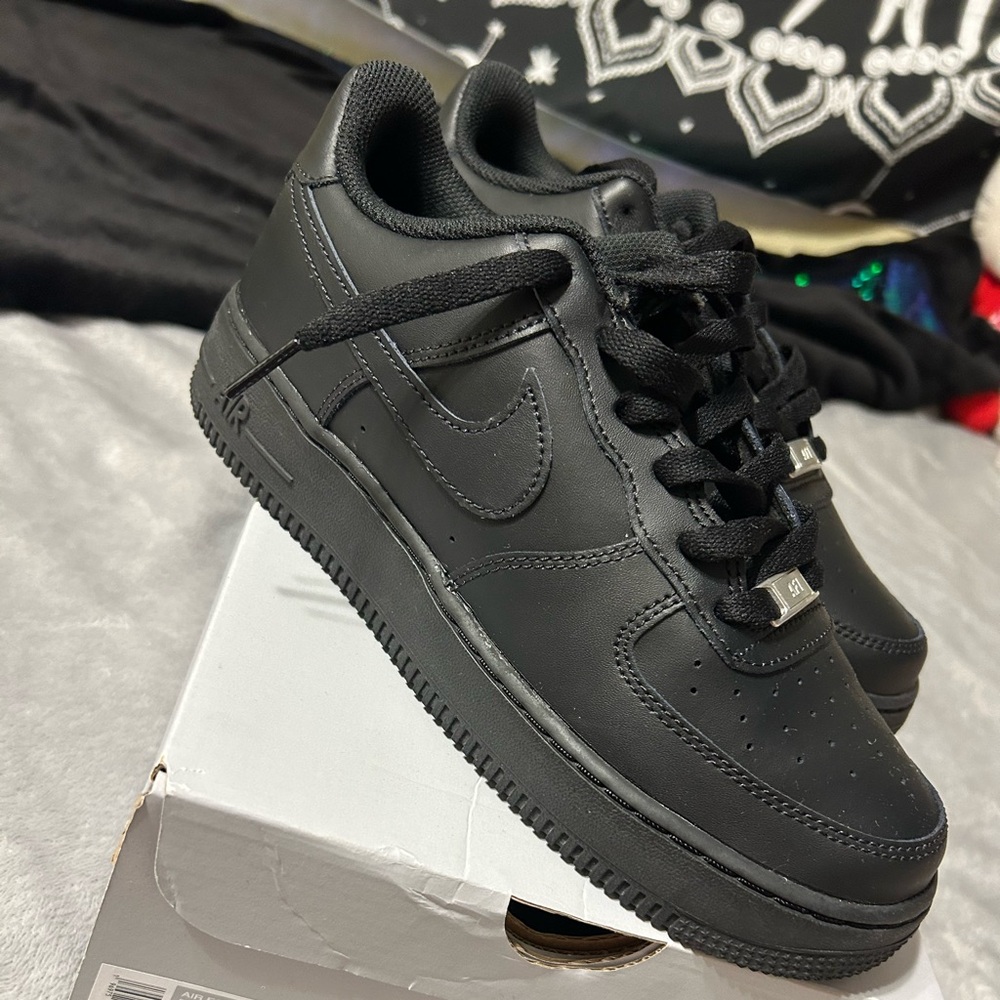 Selling size 8, black, Nike tennis shoes - Picture 1 of 4